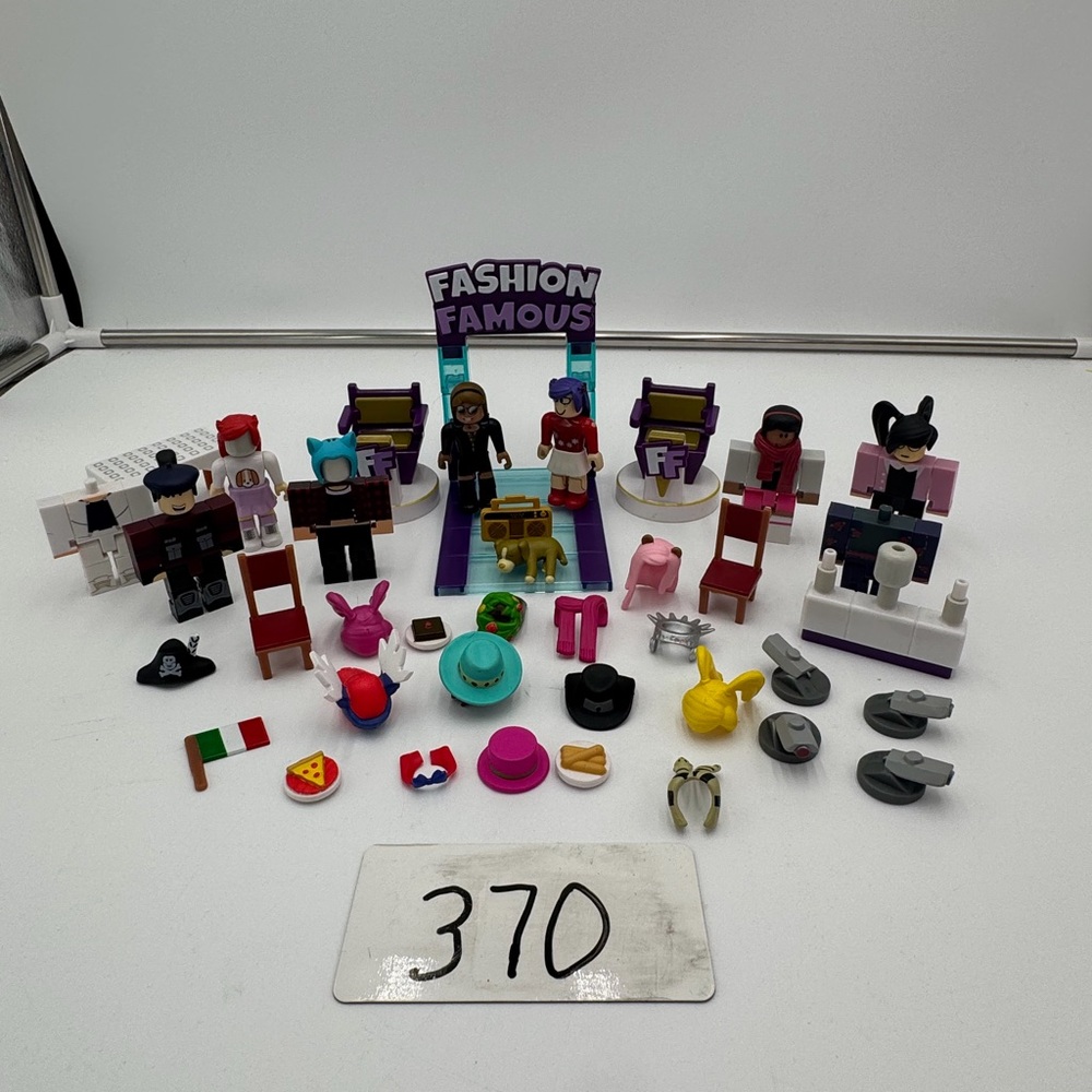 Roblox Fashion Famous Playset Lot Figures Accessories Runway Stage Bundle